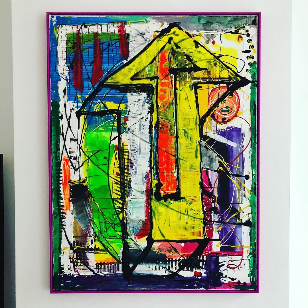 Fel abstract schilderij rond een grote gele pijl